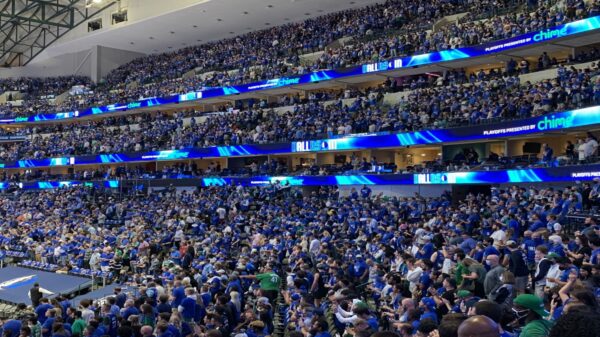 Mavs Crowd