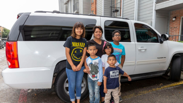 ily de la Cruz with five of her children