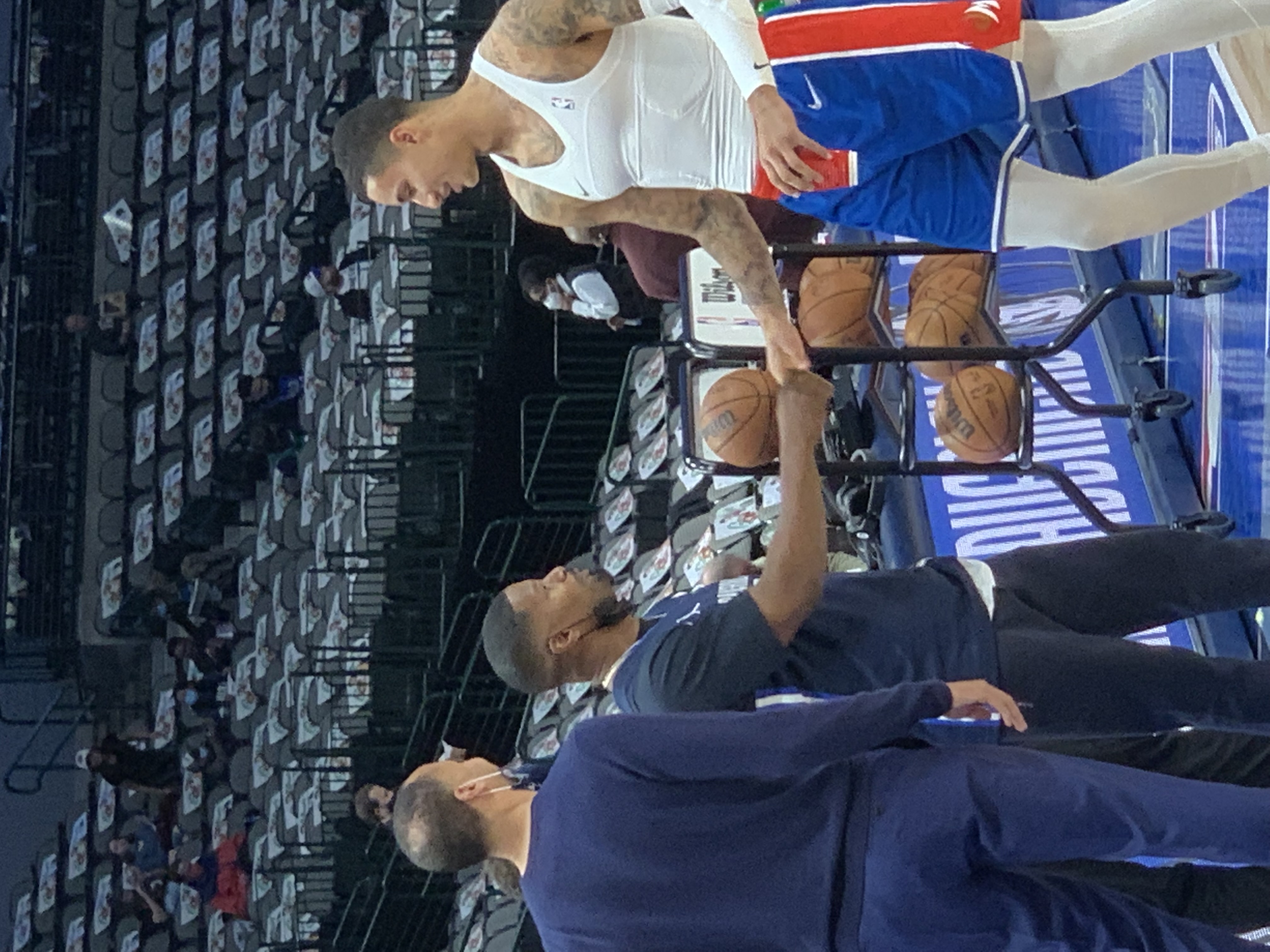 Jamie Foxx shakes hands with Wizards' Kyle Kuzma