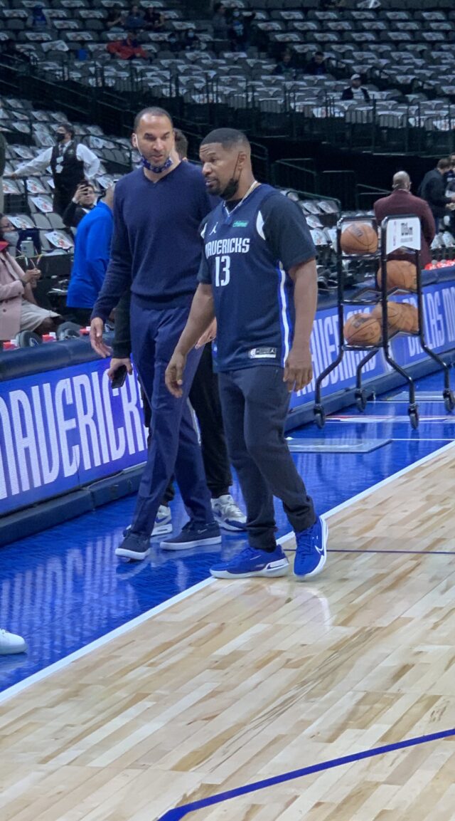 Mavs GM Nico Harrision and Jamie Foxx