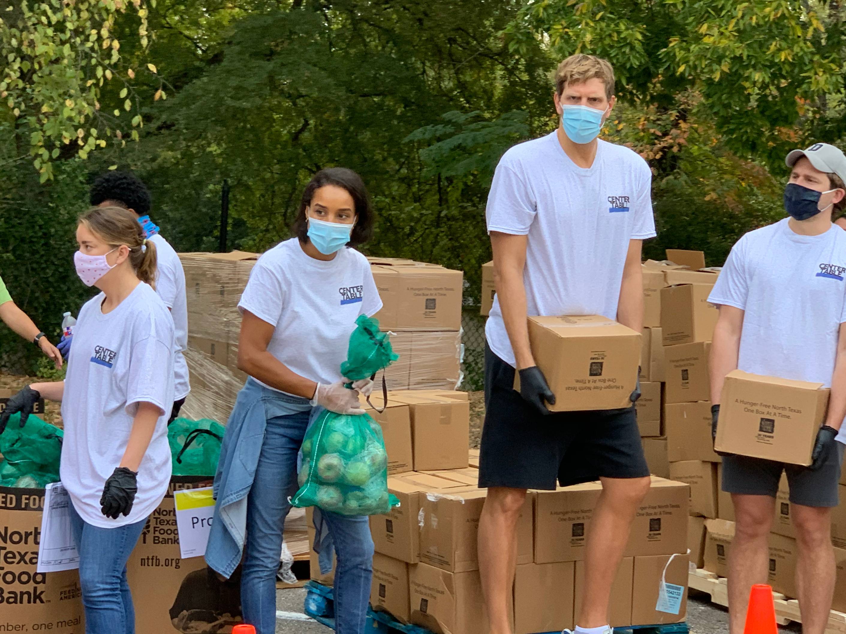 Jessica and Dirk Nowitzki volunteering