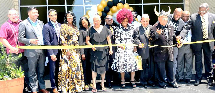 Honorees and Difnitraies cut Ribbon