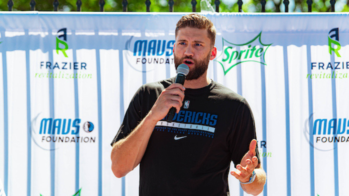 Maxi Kleber talking to kids