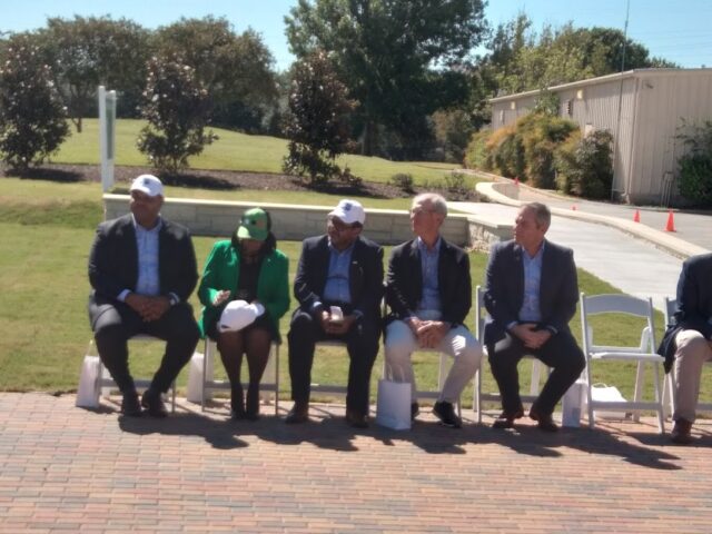 Dallas Mayor Eric Johnson, Mayor Pro Tem Carolyn King Arnold, Park Board President Arun Agarwal, I AM a Golfer Foundation Dave Ridley, CCO &Executive Vice President Ryan Green