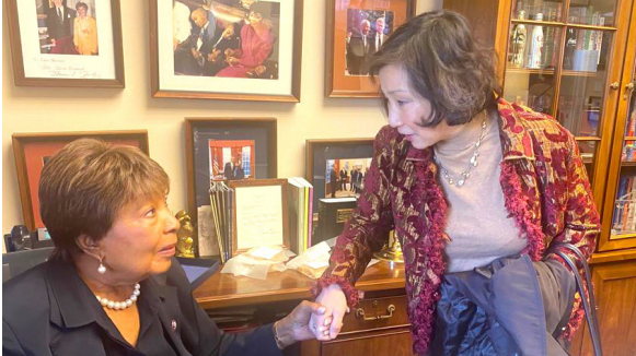 Congresswoman Johnson shares a moment with portrait artist Ying-He Liu.