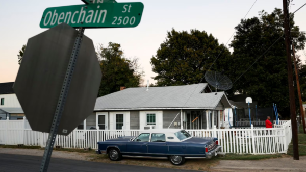 An old Lincoln sits
