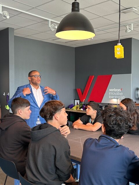 Congressman Marc Veasey speaking to students at Johnson Middle School's VILS computer lab class.