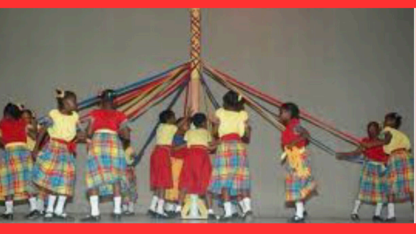 Students plaiting maypole (1)