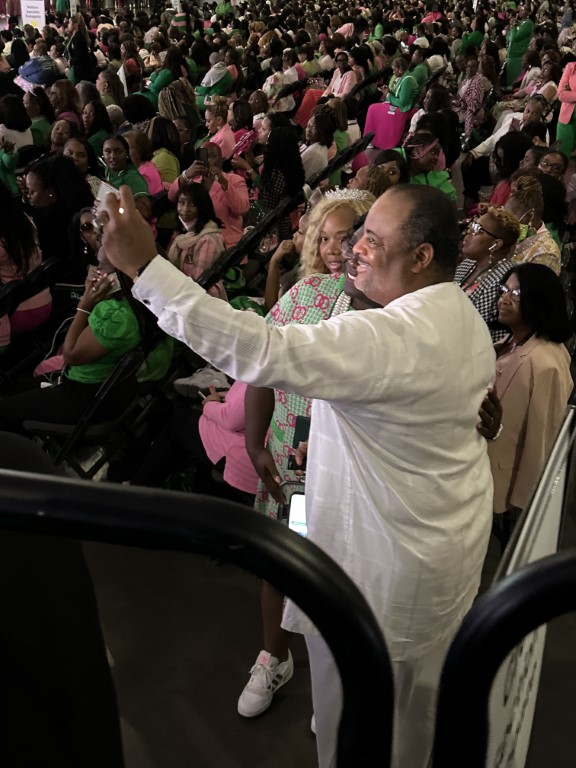 Roland Martin takes photos with AKAs before the VP speaks-2 