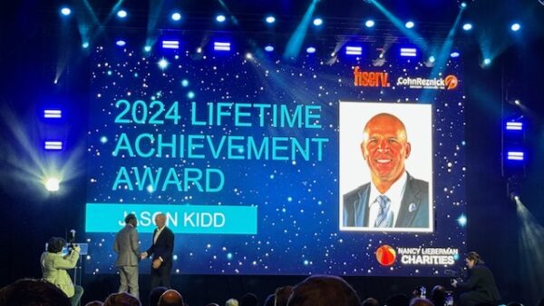 Michael Irvin presents Jason Kidd with Lifetime Achievement Award