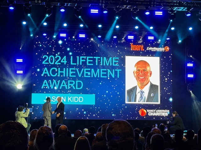 Michael Irvin presents Jason Kidd with Lifetime Achievement Award