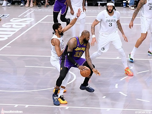 LeBron James battles Mavs' Anthony Davis and Spencer Dinwiddie